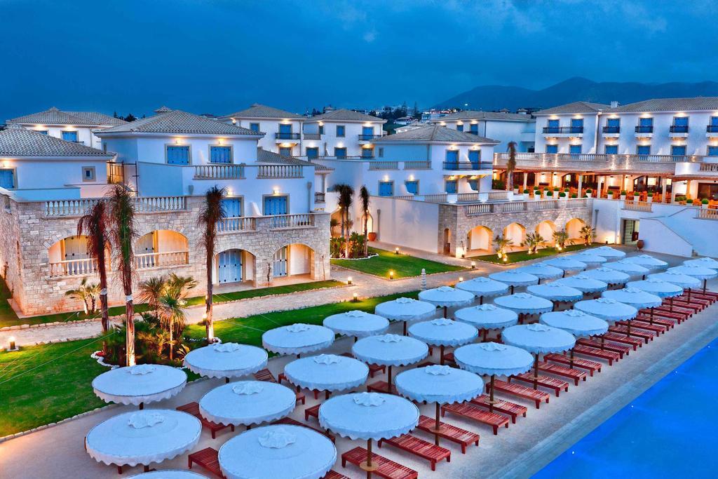 Mitsis Selection Laguna Hersonissos  Exterior foto The resort at night