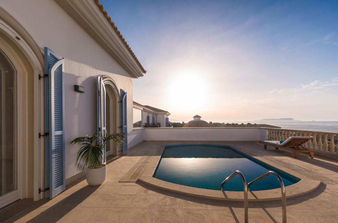 Mitsis Selection Laguna Hersonissos  Exterior foto A pool on a rooftop