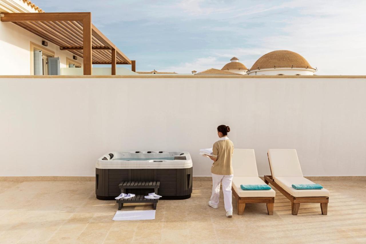 Mitsis Selection Laguna Hersonissos  Exterior foto A hot tub at a hotel