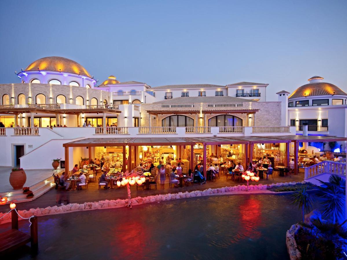 Mitsis Selection Laguna Hersonissos  Exterior foto The resort at night